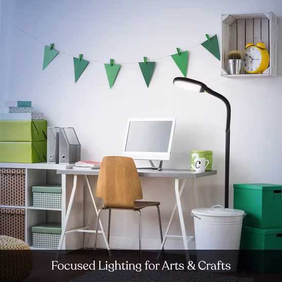 Luz LED tradicional alta e brilhante atrás da luminária de chão para leitura no sofá